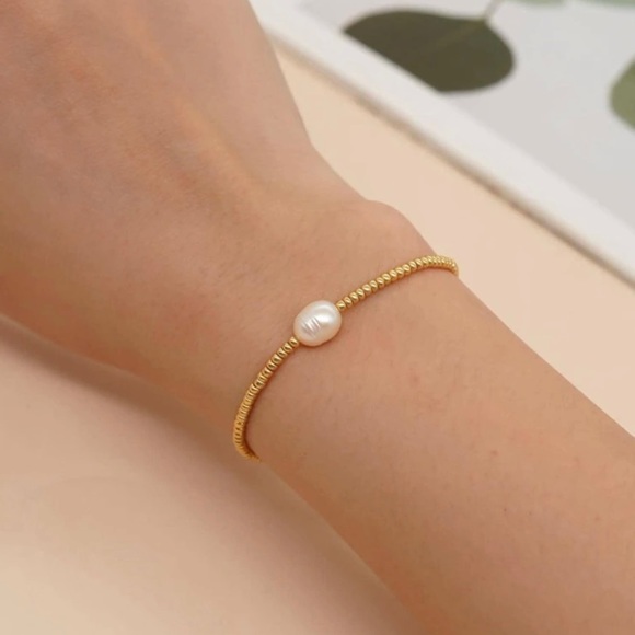 🆕 Minimalist Gold Beaded Bracelet with a Pearl - Picture 2 of 6